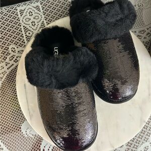 UGG Slippers for Women.Scuffette II Mirror ball Slippers.Furry. Very comfortable